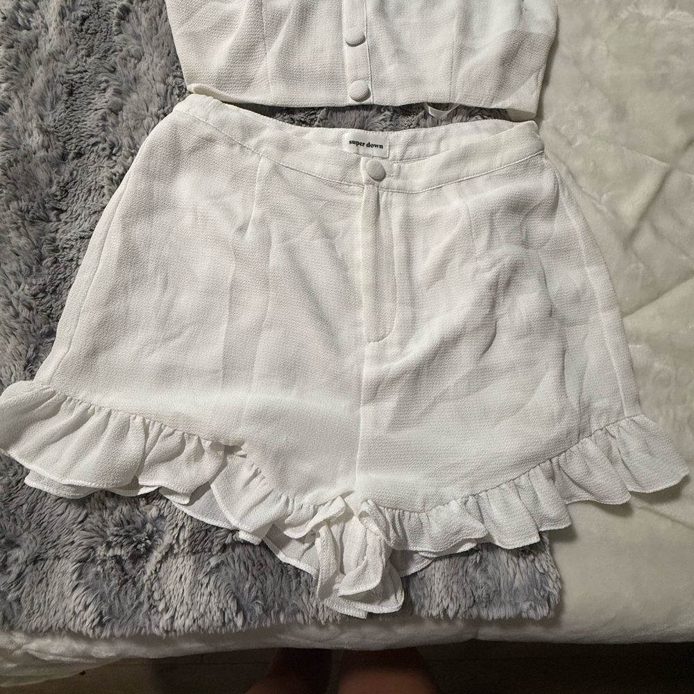 Superdown White Button-Up Crop Top And Ruffle Sho… - image 5